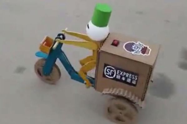 玖捌教你做: 手工达人自制电动三轮车, 材料是雪糕棒和废纸板, 创意感