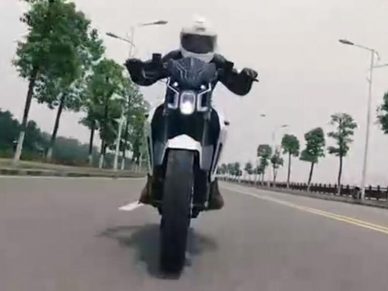 中国最快量产电动摩托车诞生！虬龙极速测试破120Km