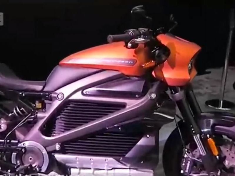 
哈雷推出首款电动摩托车, 3.5秒破百续航170Km, 20万你会买吗？