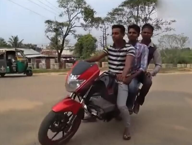 电动摩托车印度小伙翻新废弃摩托,只花费500元就能上路